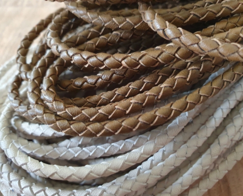 Round braided laces with raw cut